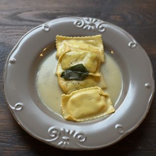 Ravioli burro e salvia