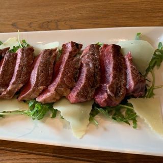 Tagliata di manzo nella bistecca con rucola e grana