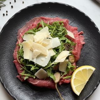 Carpaccio di filetto con rucola e grana