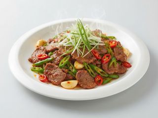 Manzo saltato con verdure e peperoncini 小炒牛肉