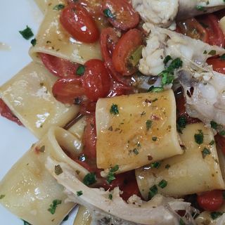 Paccheri con pesce spada e melanzane salmone grigliato