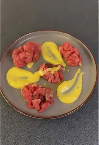 Battuta di vacca locale, cipolla caramellata e maionese agli agrumi
