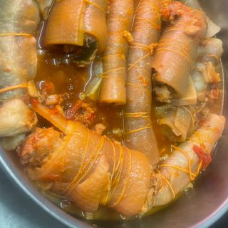 Cotiche di maiale al sugo ripiena di salsiccia