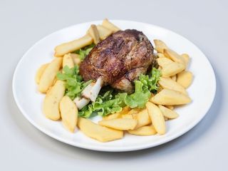 Stinco di maiale con patate