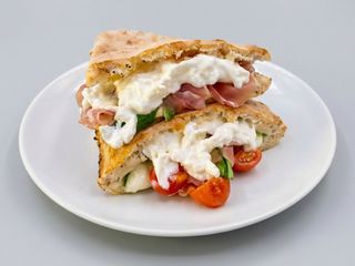 Panuozzo fiordilatte, crudo, rucola, pomodorini gialli e stracciatella