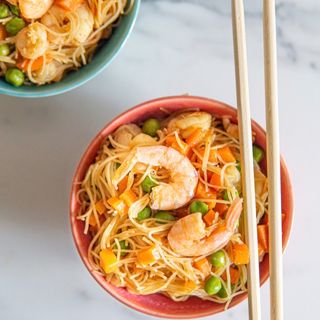 Spaghetti di riso con gamberi