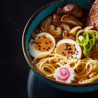 Ramen in brodo con frutti di mare