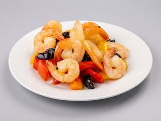 Gamberi con peperoni piccanti e cipolle