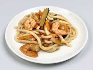 Yaki udon con verdura e gamberi