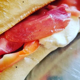 Panino crudo e fior di latte