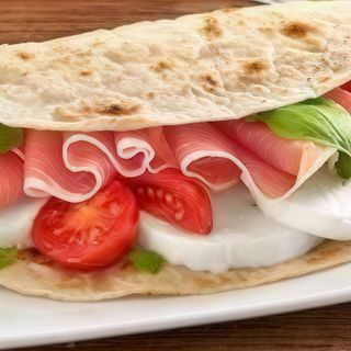 Piadina con crudo e mozzarella