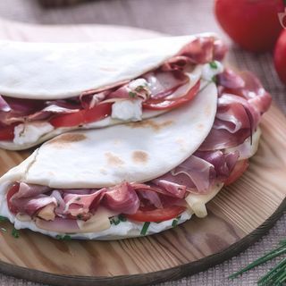 Piadina con speck brie e pomodoro