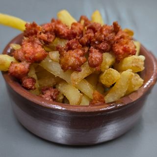 Patatine e salsiccia