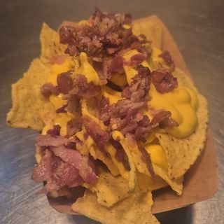 Nachos con formaggio e bacon