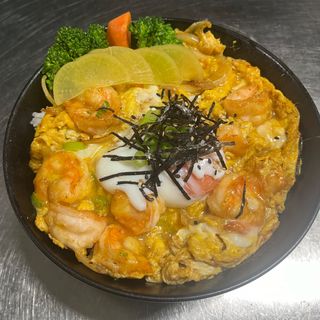 Donburi con gamberi e uova morbide