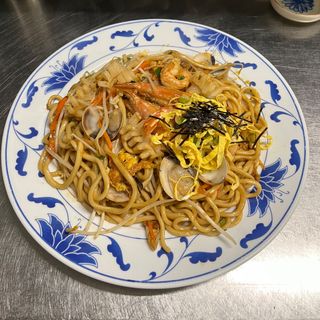Ramen saltato con frutti di mare