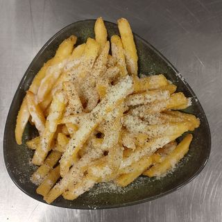 Patatine fritte con cacio e pepe