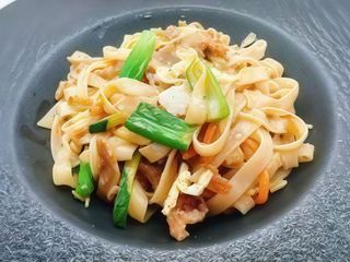 Tagliatelle di riso con manzo