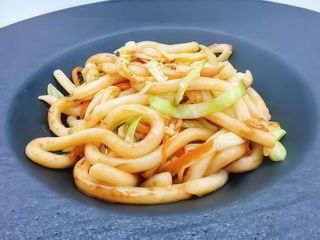 Udon saltato con verdure