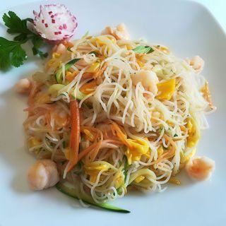 Spaghetti di riso con gamberi