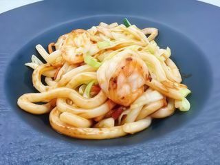 Udon saltato con gamberi