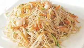 Spaghetti di riso con gamberi