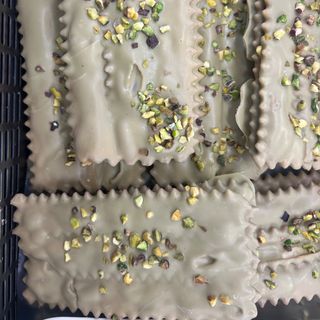 Chiacchiere al forno ripiene di crema al pistacchio