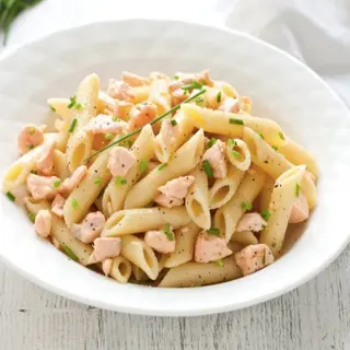 Primo piatto(penne al salmone)