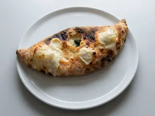Calzone con mozzarella e prosciutto cotto
