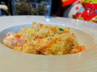 Riso saltato con gamberi e verdure