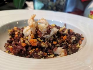 Riso venere saltato con gamberi e verdure