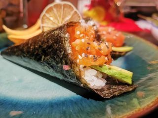 Temaki salmone spicy