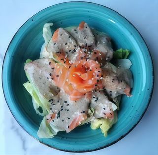 Insalata con avocado e salmone