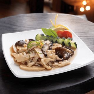 Pollo saltato con bambù