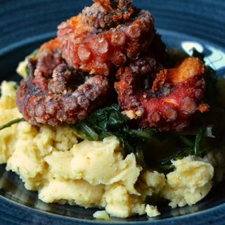 Polpo fritto su purea di patate