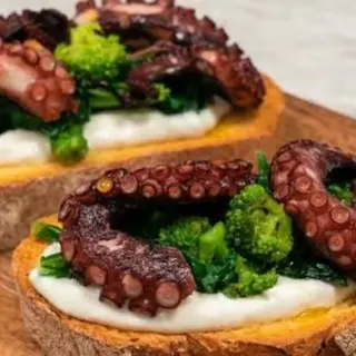 Bruschetta con tentacolo polpo arrostito