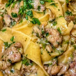 PAPPARDELLE CON SALSICCIA E FUNGHI