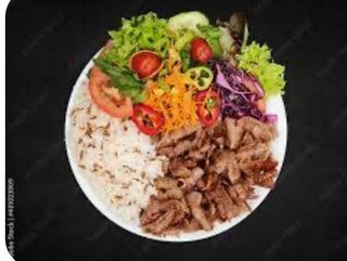 Piato kebab con riso