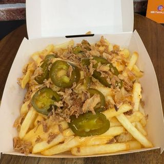 Patatine fritte con foramaggio Di cheddar e jalapenos