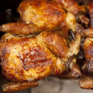 Mezzo pollo allo spiedo con patatine fritte