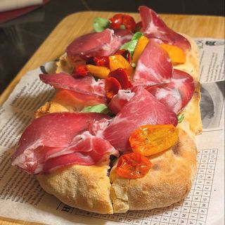 Capocollo di Martina, bufala, valeriana, pomodorini confit e mandorle tostate