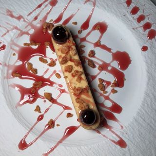 Lingotto di amaretto, croccante al rum e amarena