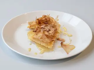 Bauletti all'astice, burro salato, salvia e katsuobushi
