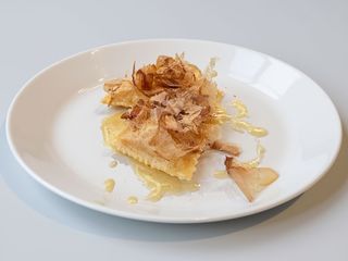 Bauletti all'astice, burro salato, salvia e katsuobushi