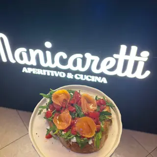 MEZZO CROSTONE CREMA DI FORMAGGIO RUCOLA POMODORI E SALMONE