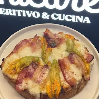 MEZZO CROSTONE PROVOLA FIORI DI ZUCCA E BACON