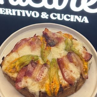 MEZZO CROSTONE PROVOLA FIORI DI ZUCCA E BACON