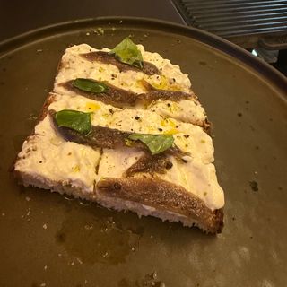 MEZZO CROSTONE STRACCIATA E ALICI