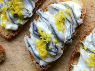 CROSTONE STRACCIATA E ALICI