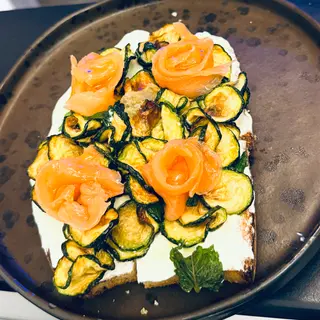 MEZZO CROSTONE CREMA DI FORMAGGIO ZUCCHINE ALLA SCAPECE E SALMONE